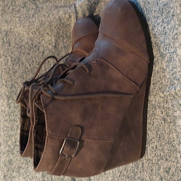 Women's Brown Lace-Up Ankle Boots - Picture 4 of 6